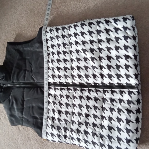 EUC! SHEIN Blackand white puffer vest - Picture 4 of 8